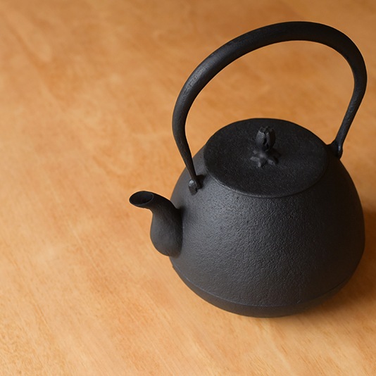 釜定　鉄瓶　秋の実　肌　新品　南部鉄器 釜定］秋の実肌の紹介・購入ページ｜LT LOTTO AND TRES ［LT / ロット