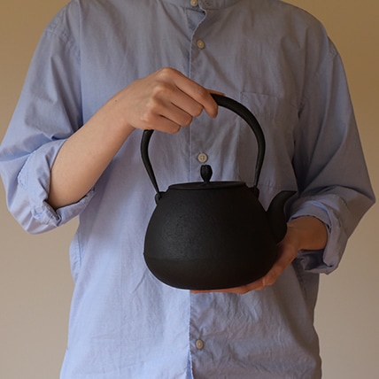 南部鉄瓶　釜定　秋の実　肌　鉄瓶 釜定 鉄瓶 / 秋の実 肌 南部鉄器 | AKI interior space