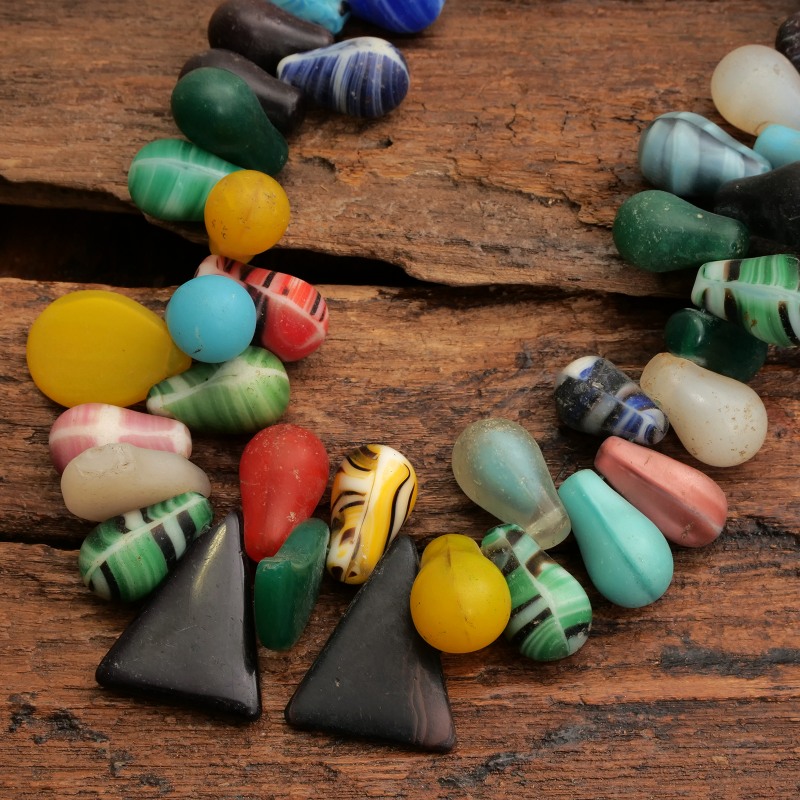 電球玉一連 大 ボヘミアントレードビーズ ウランガラス含｜マライカ