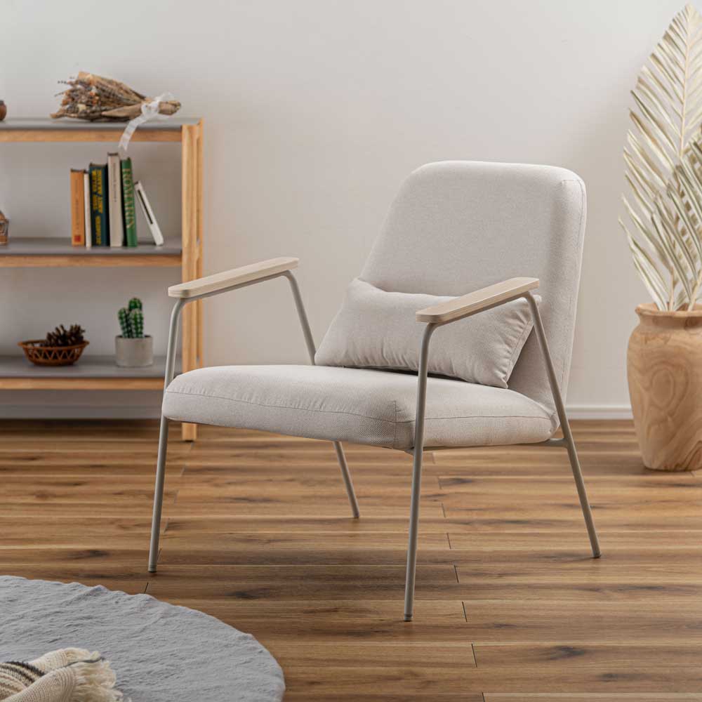 北欧風ラウンジチェア｜天然木アーム×ナチュラルファブリックで