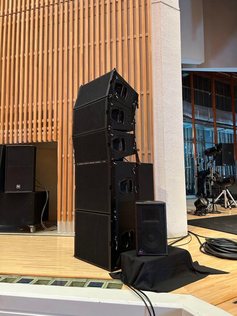 ラインアレイスピーカーの使い方】音響のプロが教える最適な設置方法