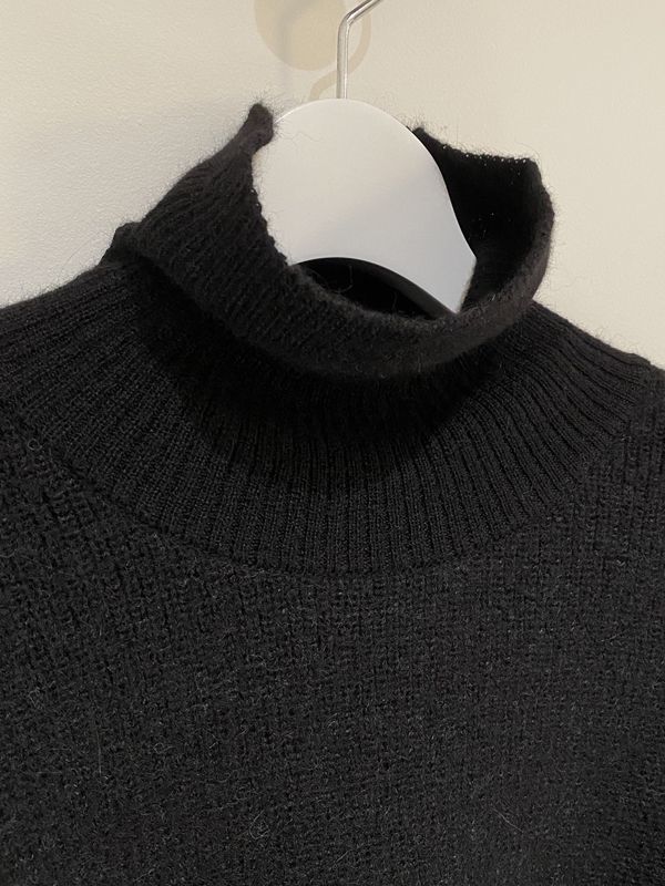 YOKE（ヨーク） コネクティングハイネックニット ブラック - margin