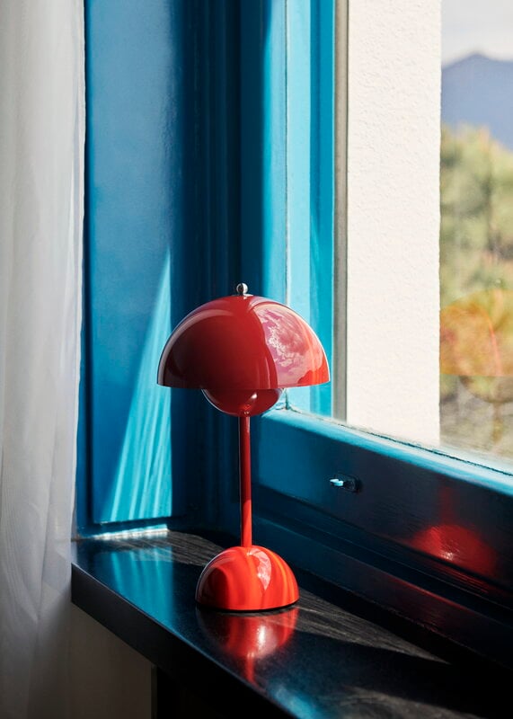 &Tradition Flowerpot VP9 portable table lamp, vermilion red