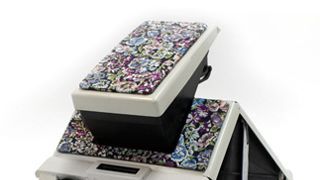 名作ポラロイドカメラ「SX-70」にリバティファブリックで包んだ