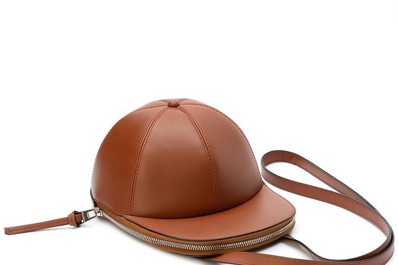 パリコレで話題沸騰！JW アンダーソンのキャップ型バッグがついに