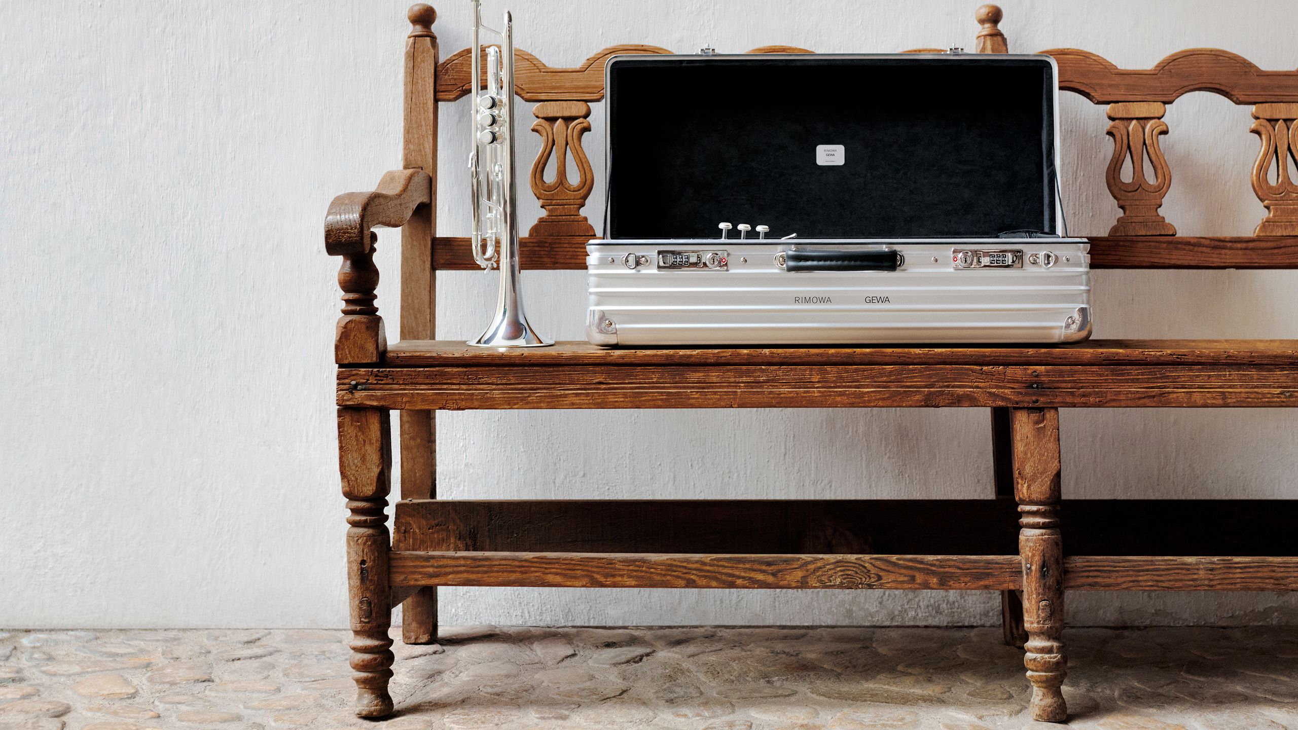 トランペット専用ケースがリモワとゲバのコラボレーションで誕生 | GQ