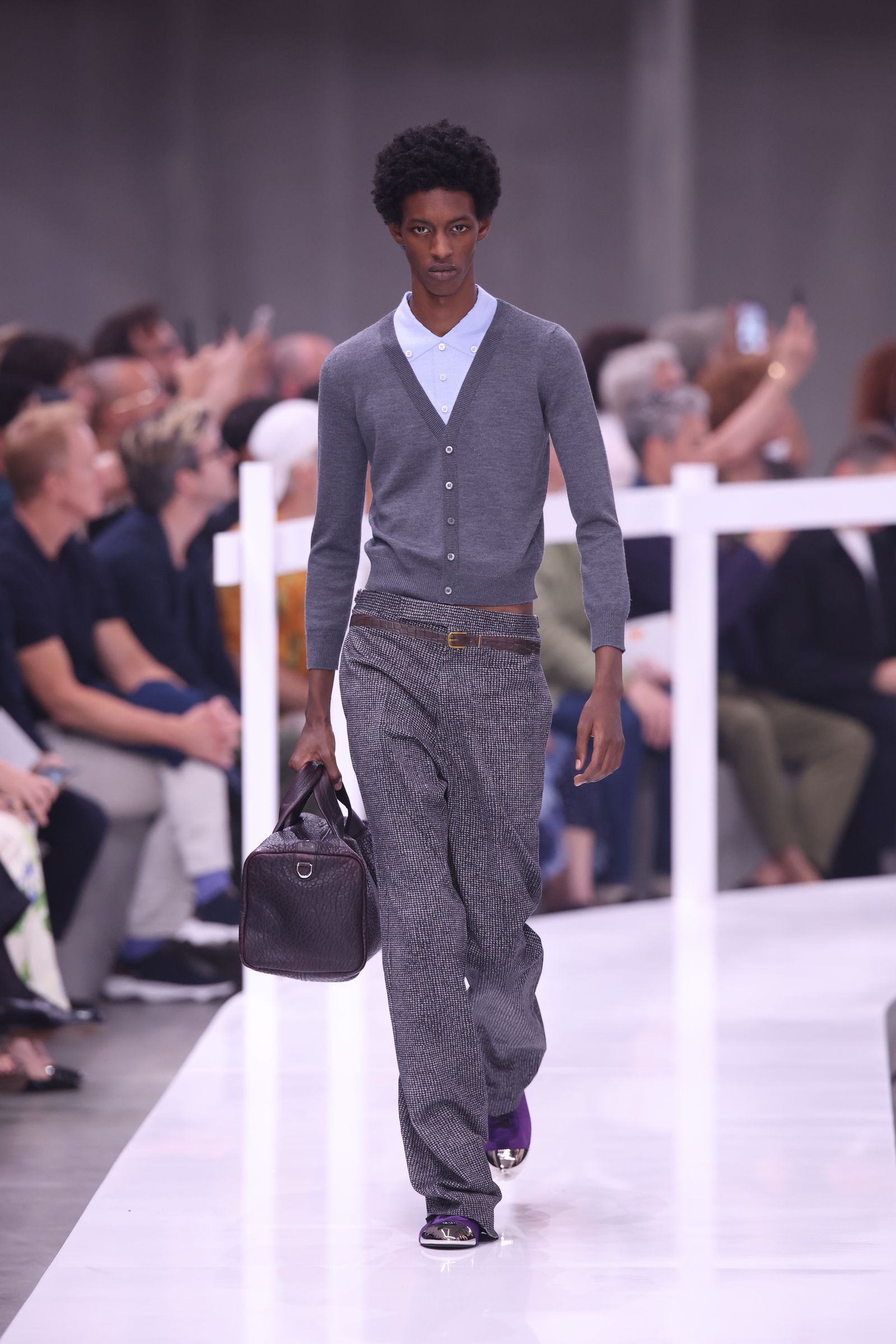 プラダ、ヴィンテージ感溢れるベーシックアイテムでワードローブの基本