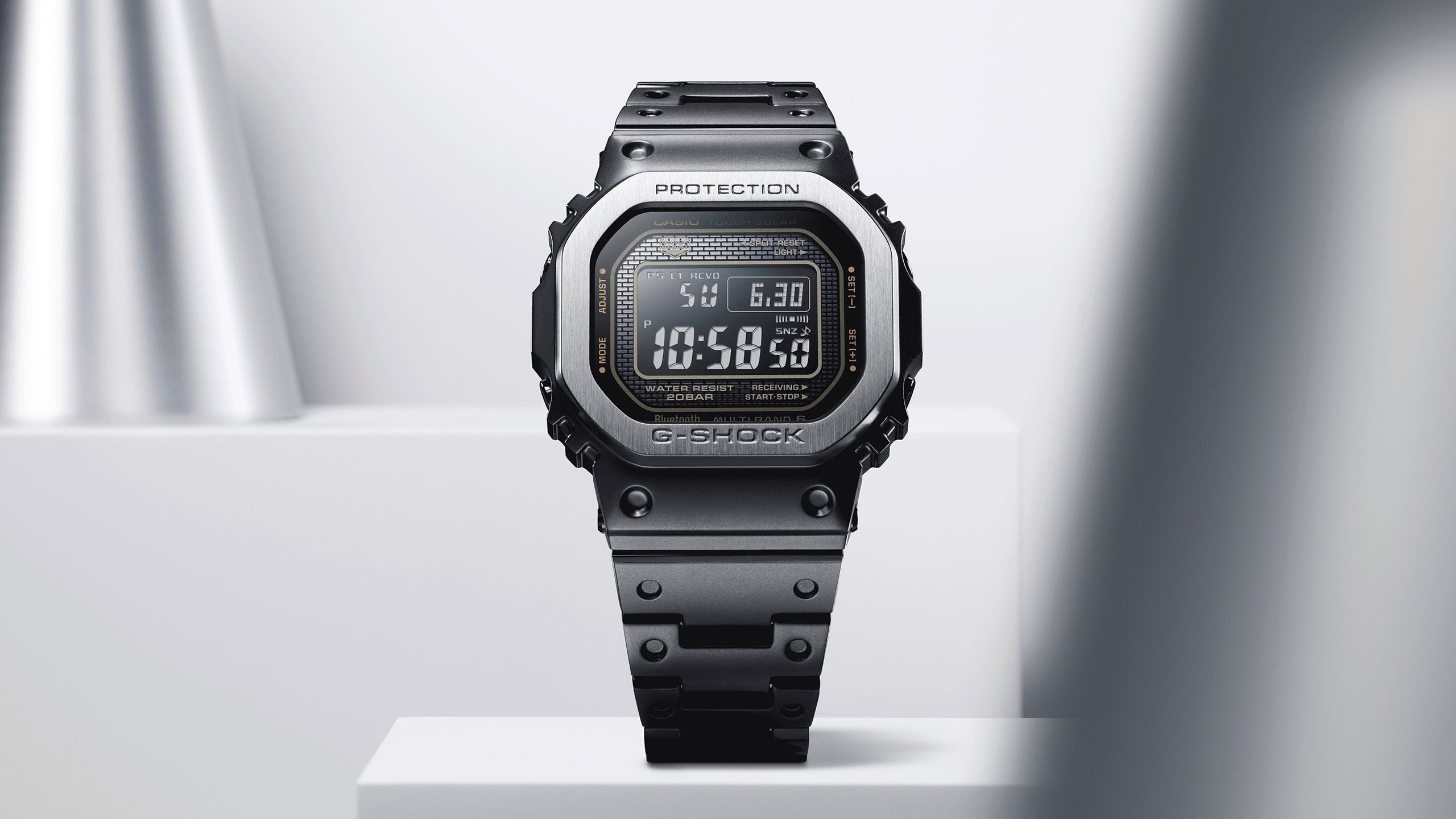 G-SHOCKから、初号機をフルメタル化した「GMW-B5000」のブラックモデル
