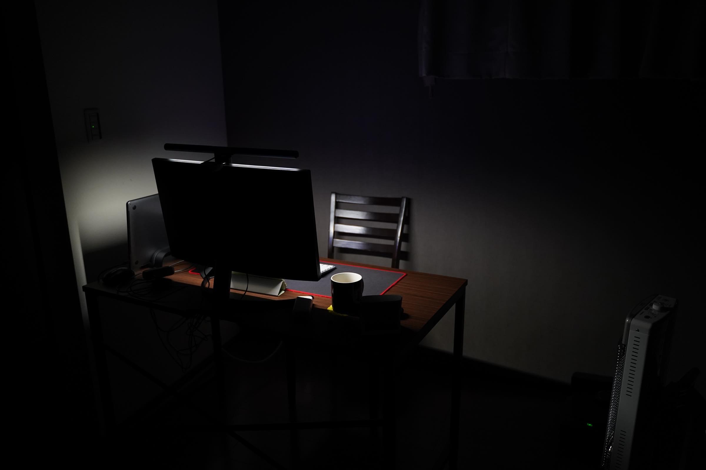 買ったもの】フィリップスのモニターライト、手元がエモく明るいし、PC