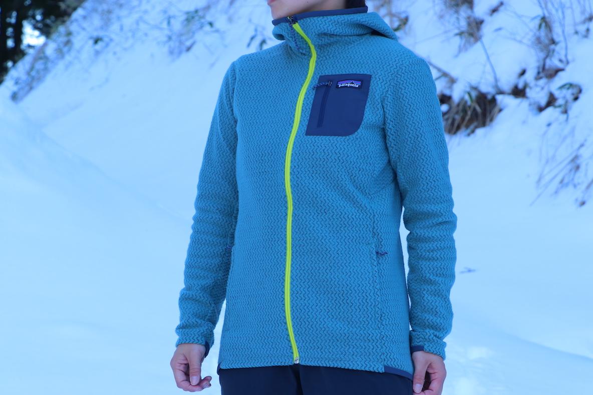 ジグザグデザインが特徴的なパタゴニアのR1エアフーディは軽量で保温性