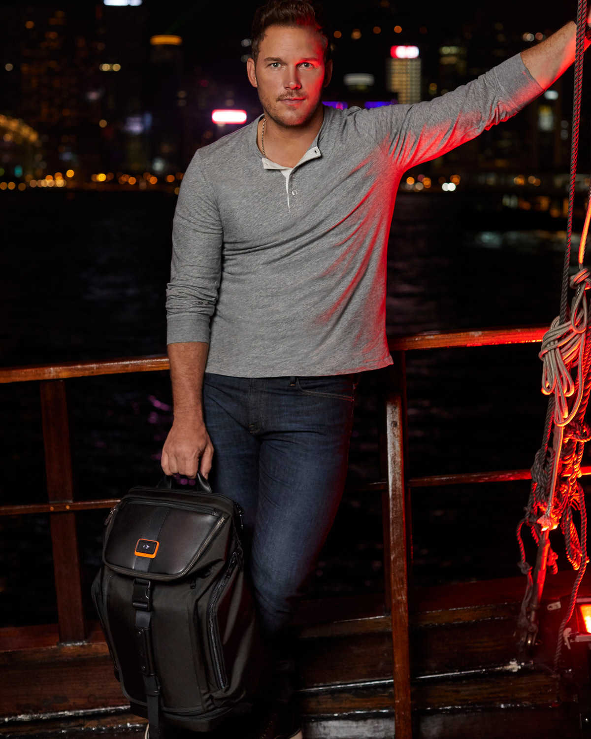 トゥミ〉が俳優クリス・プラットとコラボ！惹かれるのは才色兼備な