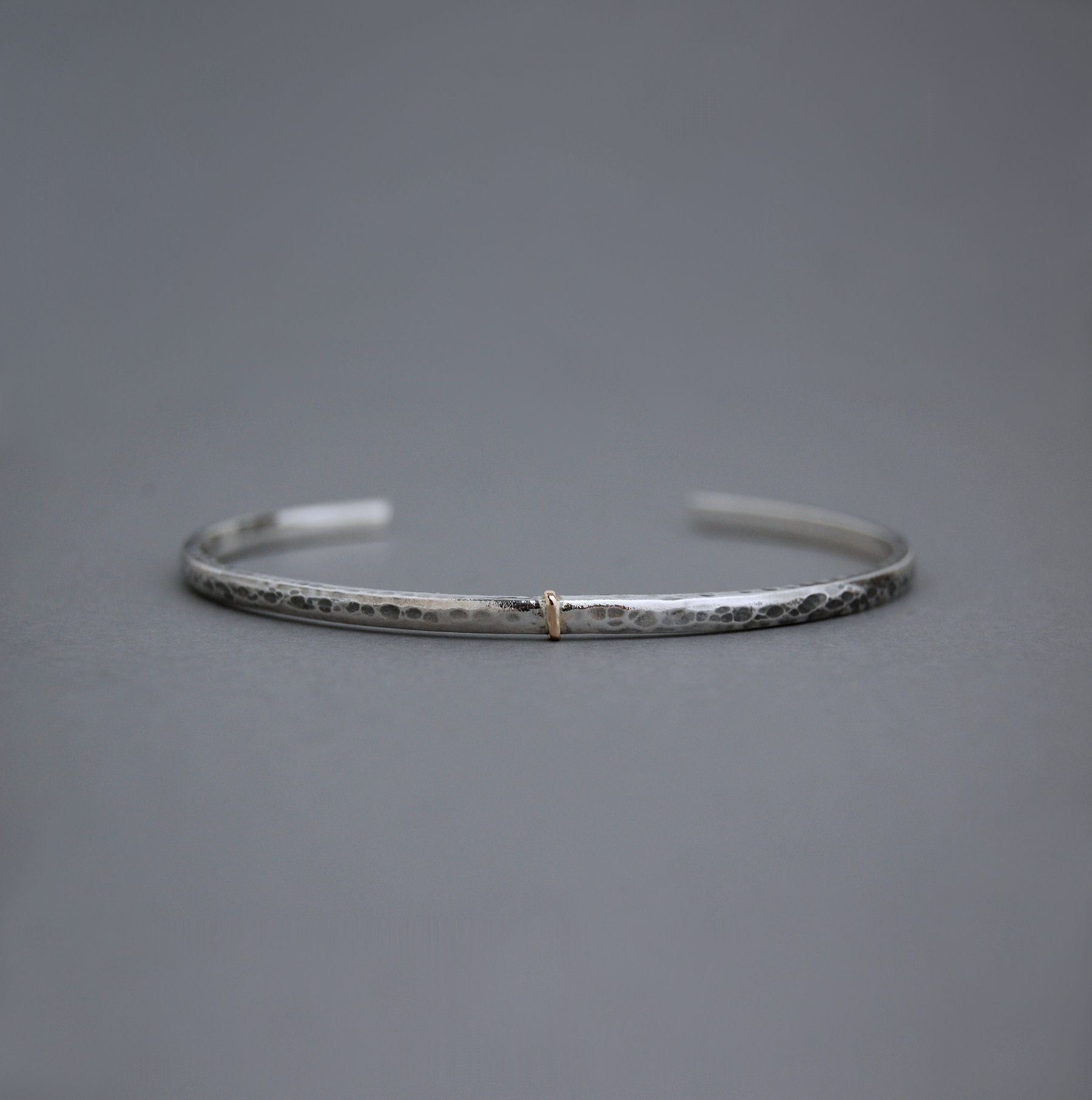 SV925 シルバーと金の槌目バングル - Megumi Nishikawa Jewelry
