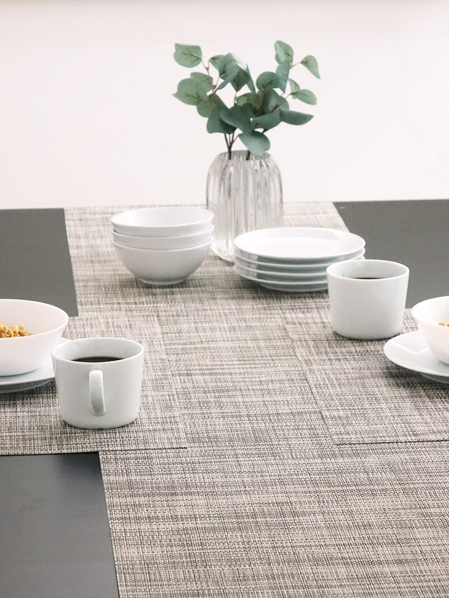 チルウィッチ テーブルランナー ライトグレイ シンプルな平織り