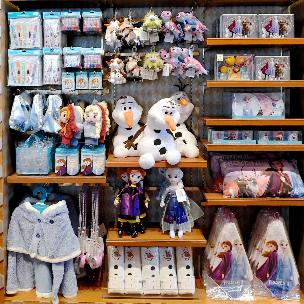 ぬいぐるみやキッズ向け充実！東京ディズニーランド『アナと雪の女王2