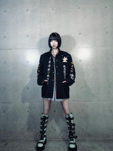 愛脳」と書いて“あの”！？あのちゃんトゲトゲ学ラン×ミニスカロング