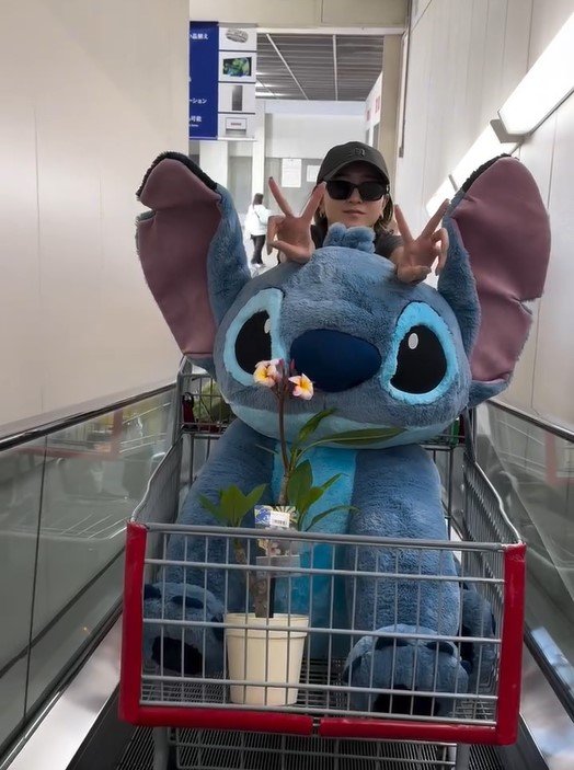 デッカっっ」みちょぱが買った“超特大スティッチ”に反響 「これは