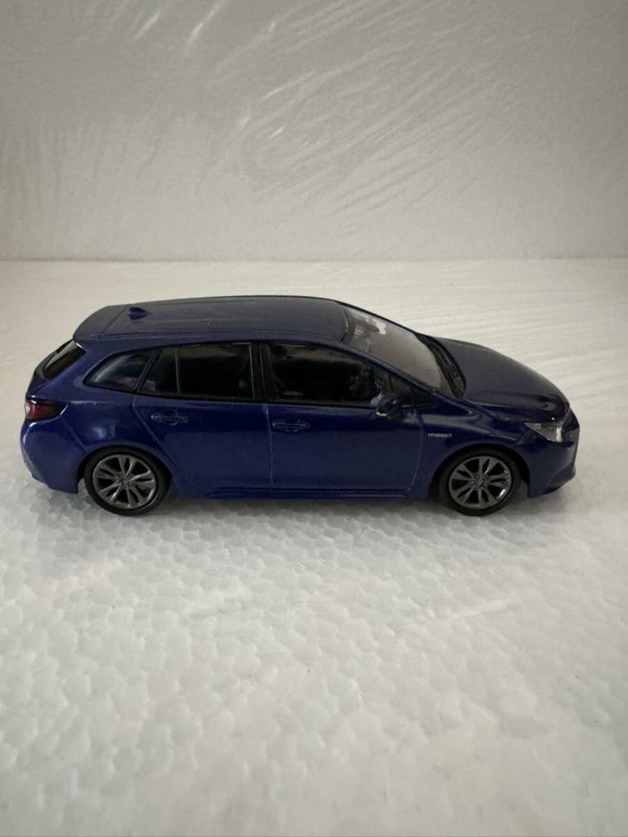 Amazon.co.jp: 1/30 新型カローラツーリング カラーサンプル ミニカー