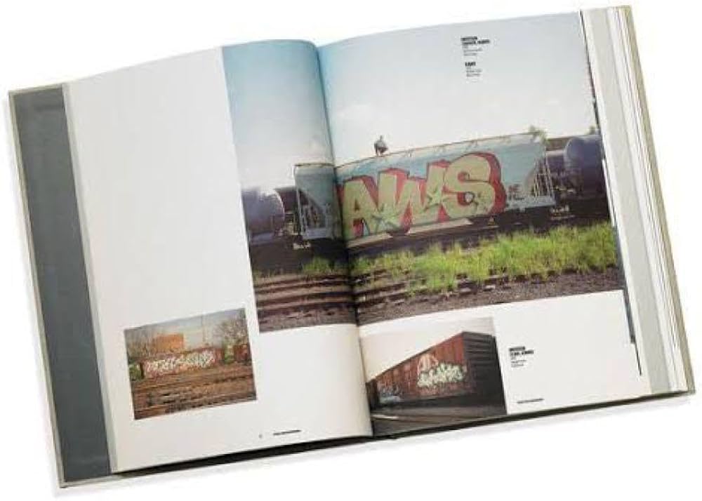 Amazon.co.jp: KAWS Skira Rizzoli Book アートブック : 文房具