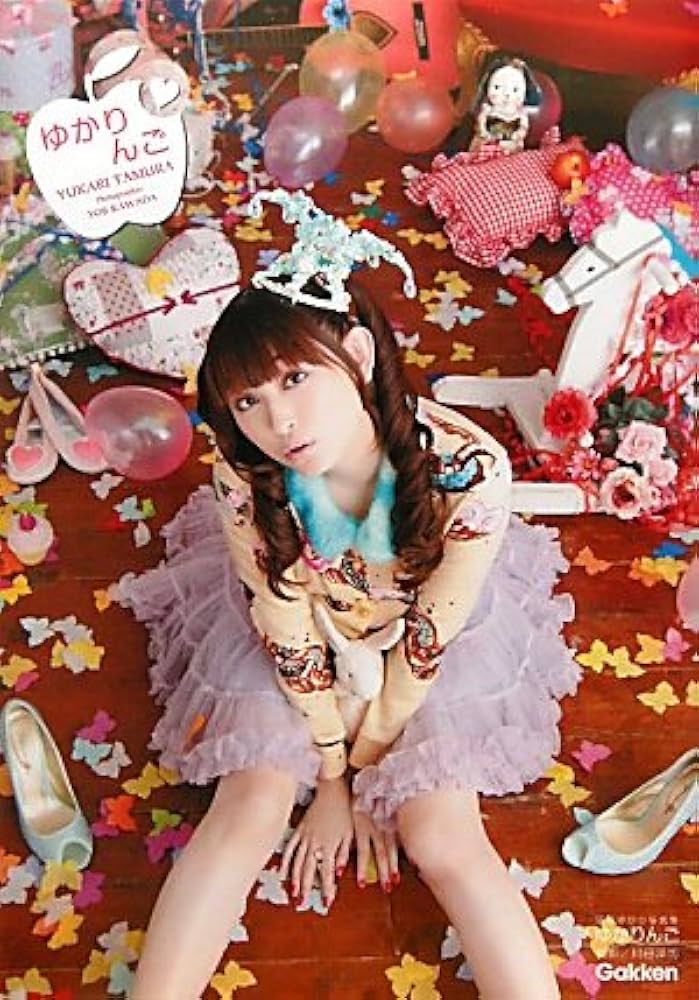 Amazon.co.jp: 田村ゆかり写真集 ゆかりんご : 川田 洋司: 本