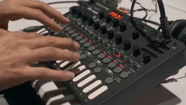 Amazon.com: Sonicware Liven 8bit Warps [8-bit Synthesizer with 4