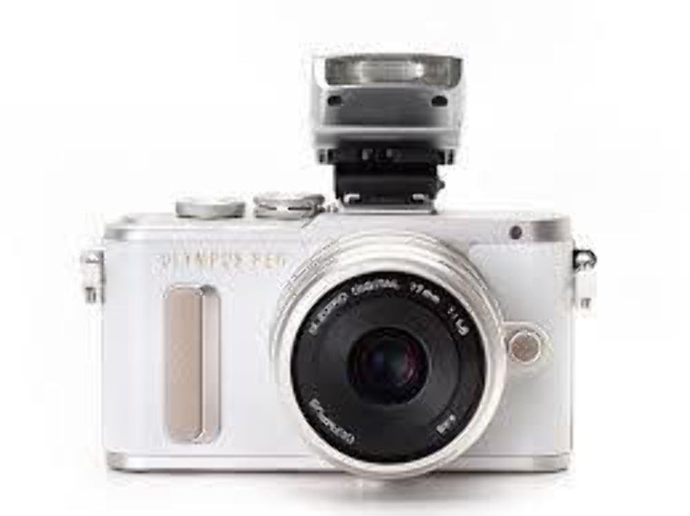 Olympus PEN E-PL8 Corpo branco com lente prata IIR 14-42 mm