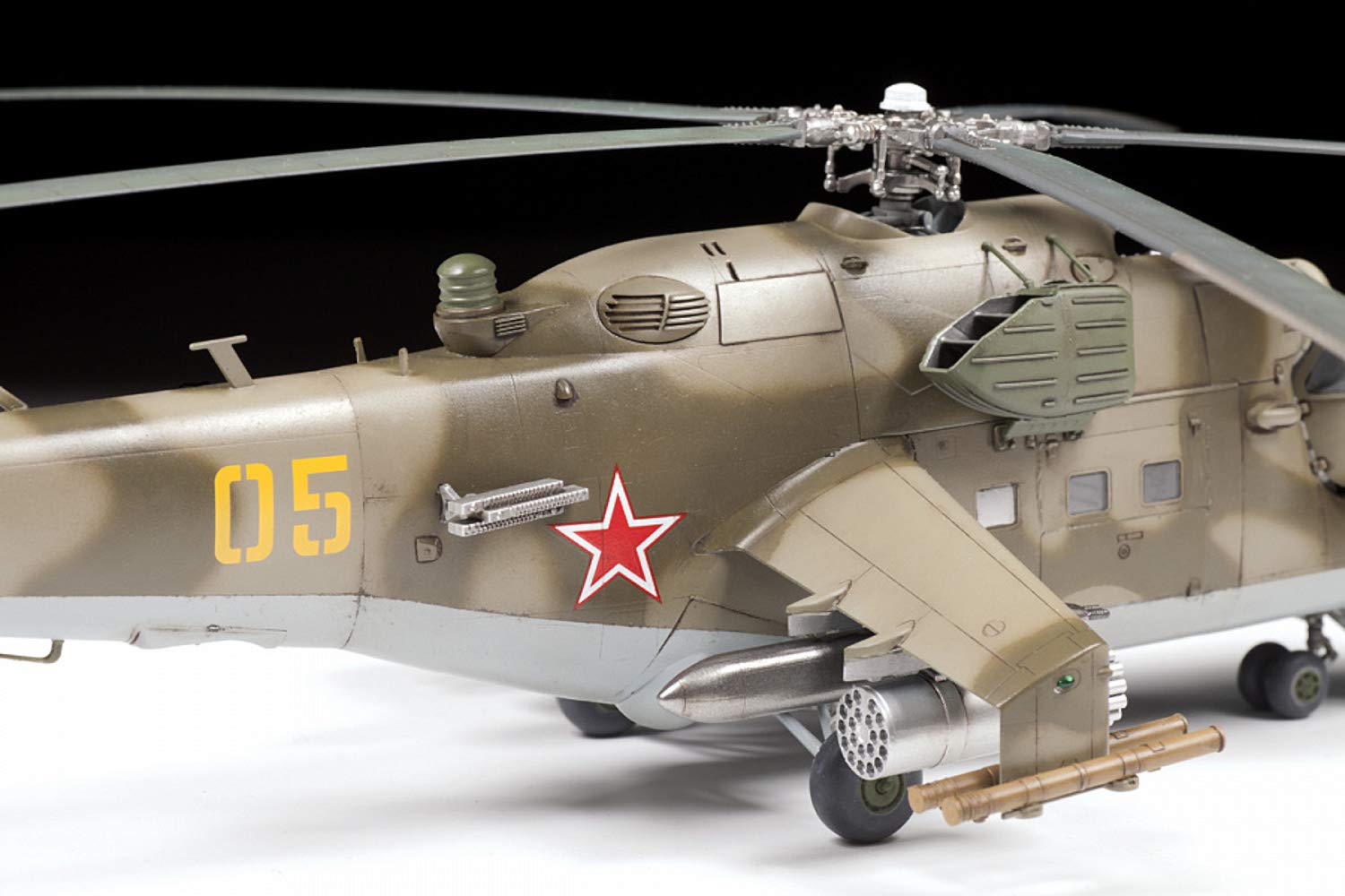 Amazon | ズベズダ 1/48 ソ連軍 MIL-Mi 24 V/VP 戦闘ヘリコプター