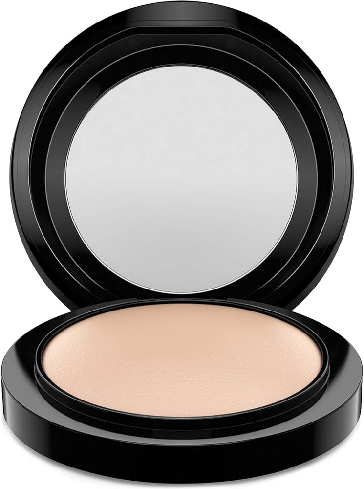 Amazon.com : MAC Mineralize Skinfinish Light Plus Face Powder for