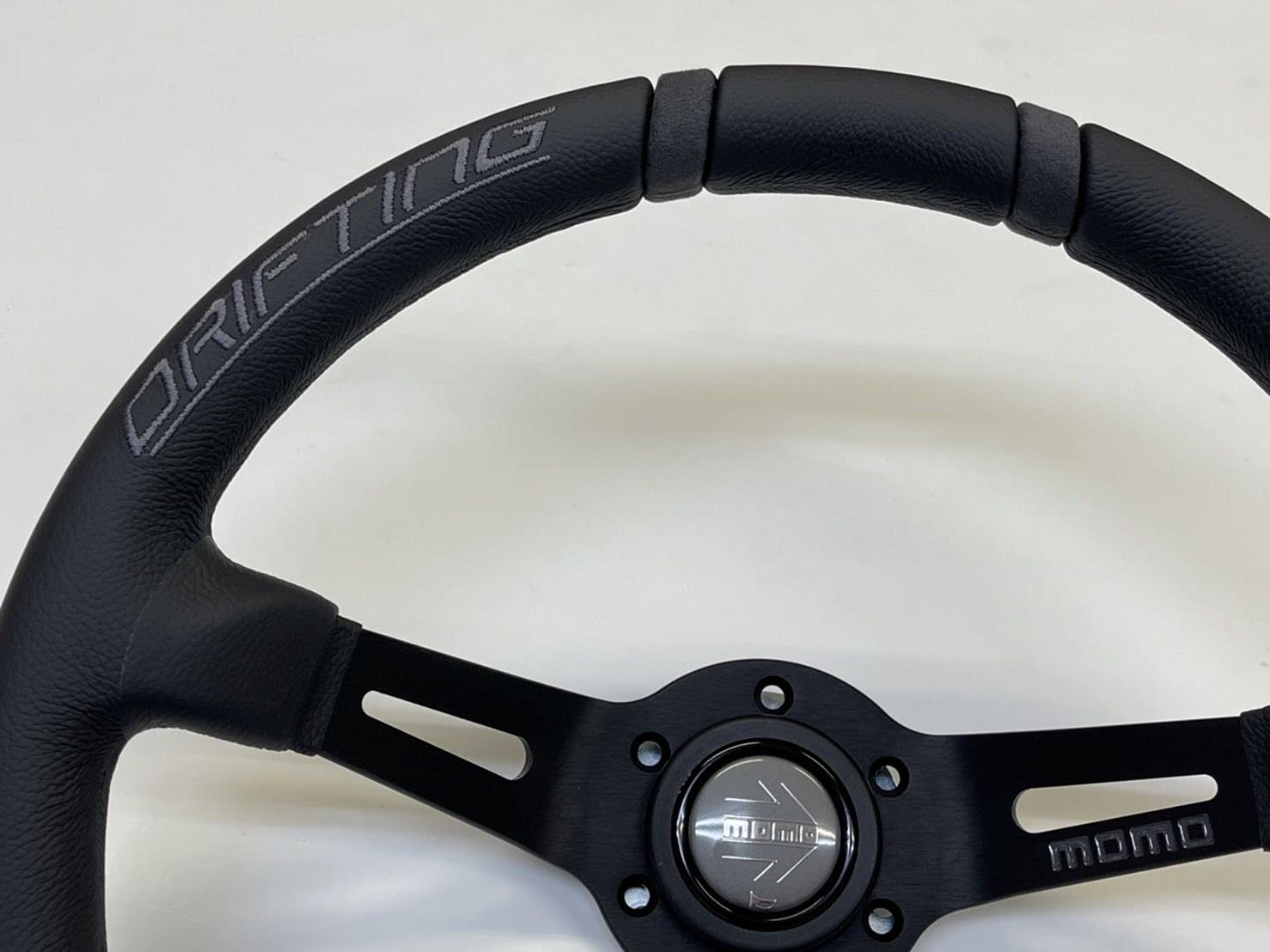 Amazon | MOMO DRIFTING 330D 85mm ディープコーン ブラックスポーク