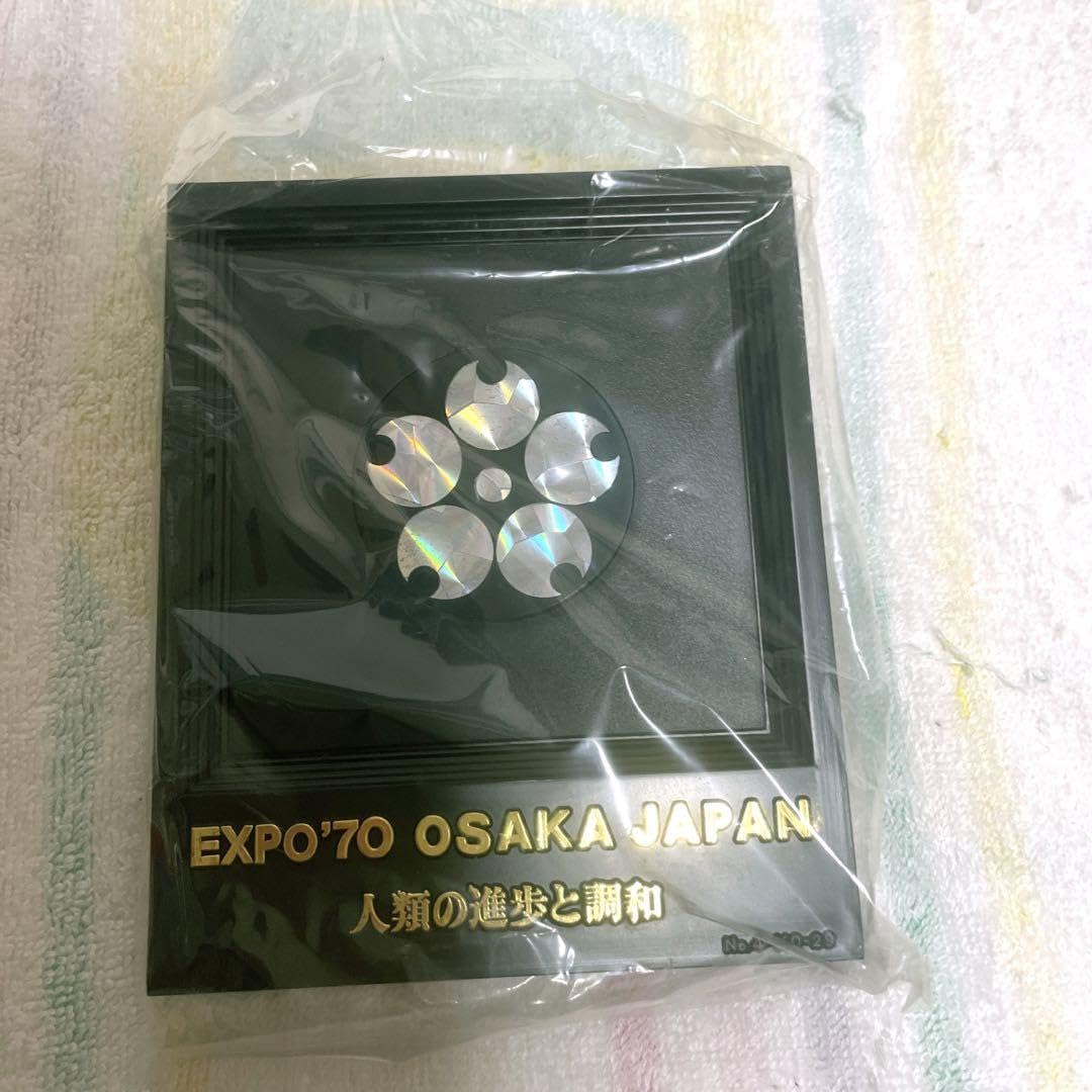 Amazon.co.jp: 大阪万博 万博記念章 七色に変化するプリズムライト