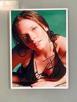 Amazon.co.jp: レベッカファーガソン直筆サイン入り2Lサイズ写真