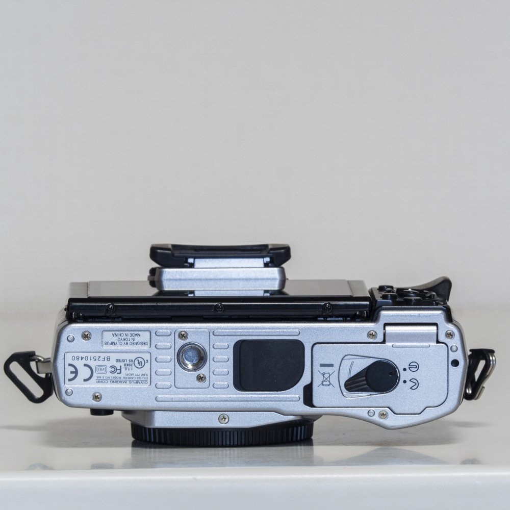 Amazon | OLYMPUS ミラーレス一眼 OM-D E-M5 ボディ シルバー 1605万