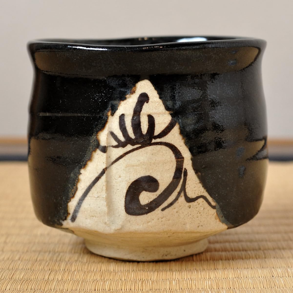 Amazon.co.jp: 初代 加藤春鼎 瀬戸黒 茶碗 黒織部筒茶碗 写 : ホーム
