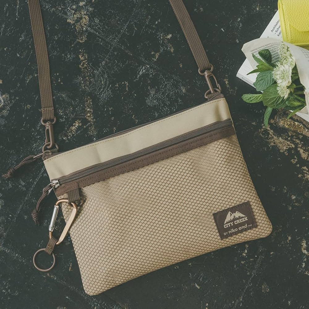 niko and  SPECIAL BOOK サコッシュ&カラビナ ver. (宝島社ブランド