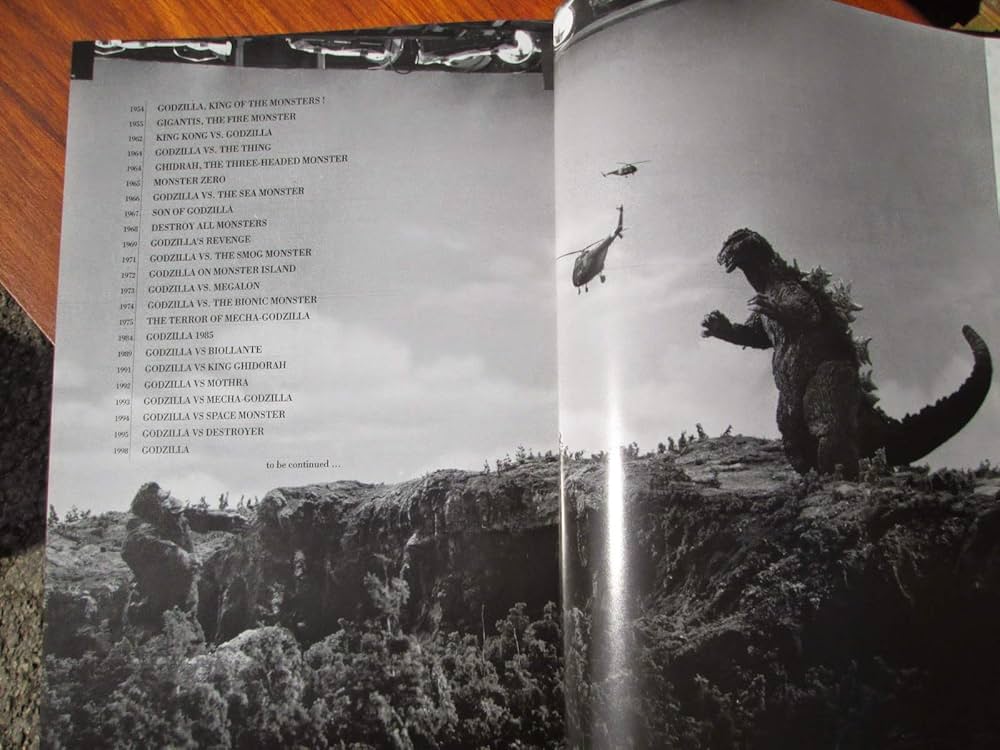 Amazon.co.jp: ゴジラ・クロニクル : 本