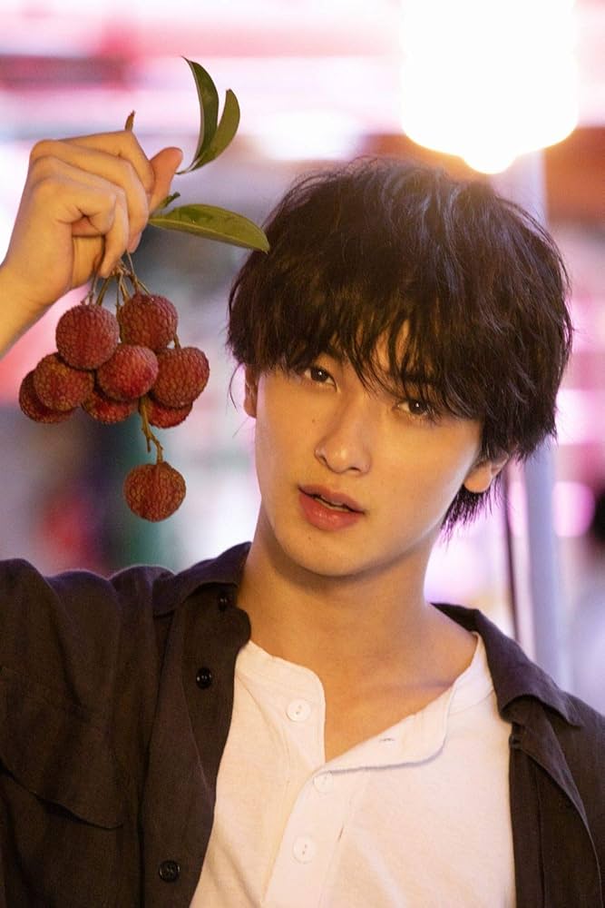 Amazon.co.jp: 【Amazon.co.jp 限定】横浜流星写真集『流麗』限定絵柄