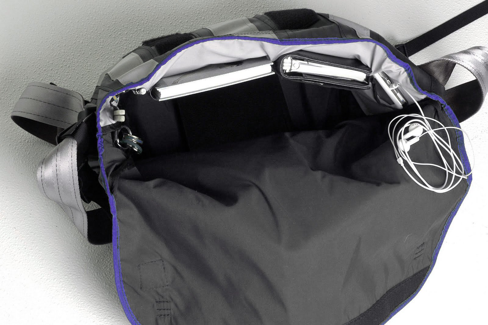 Alchemy Goods メッセンジャーバッグ、 タイヤチューブ素材 Alchemy