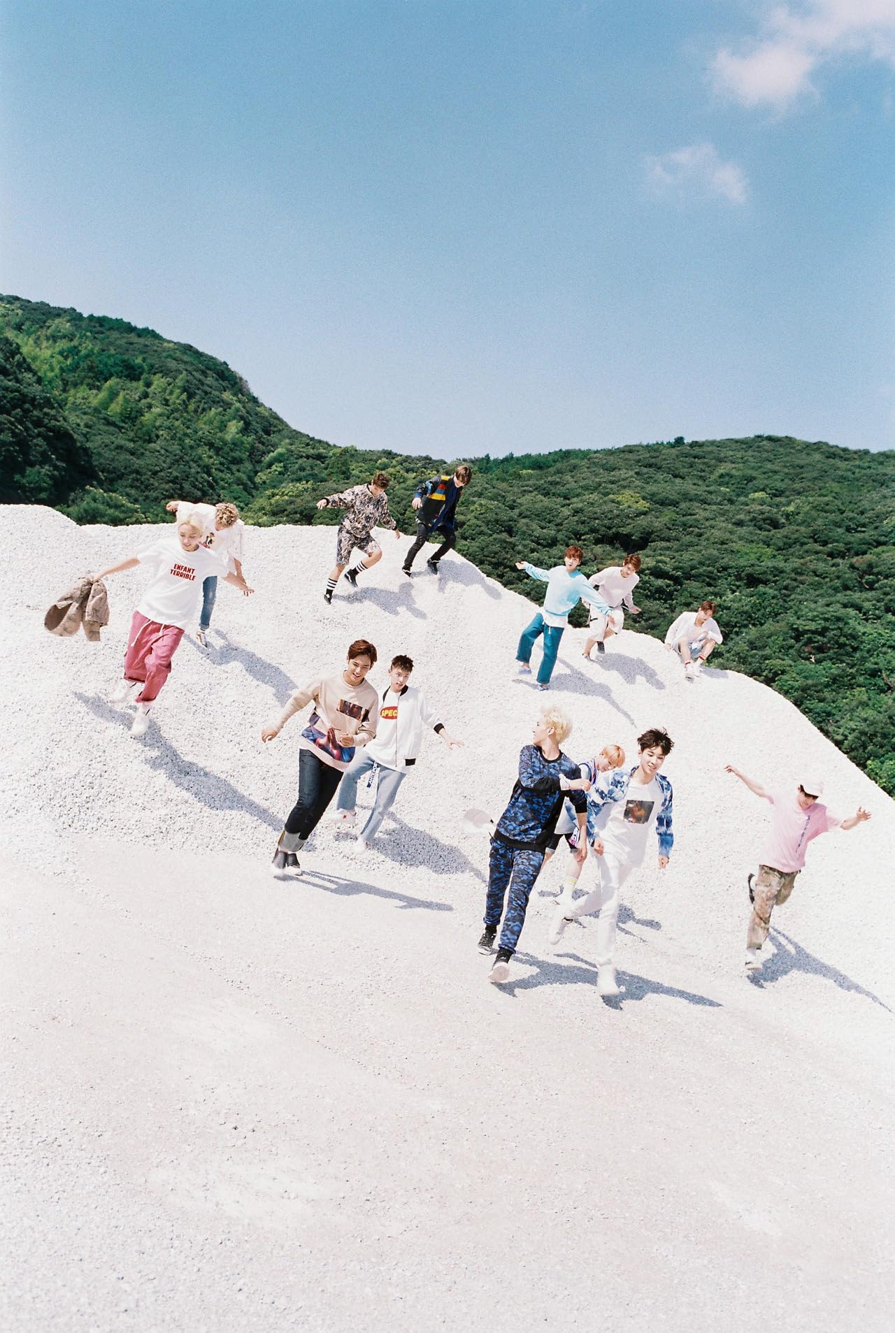 Amazon.com: SEVENTEEN BOYS BE Reissue 2nd Mini Album HIDE Version