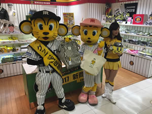 ニュース - グッズ - トラッキー販促部長が阪神百貨店梅田本店に登場