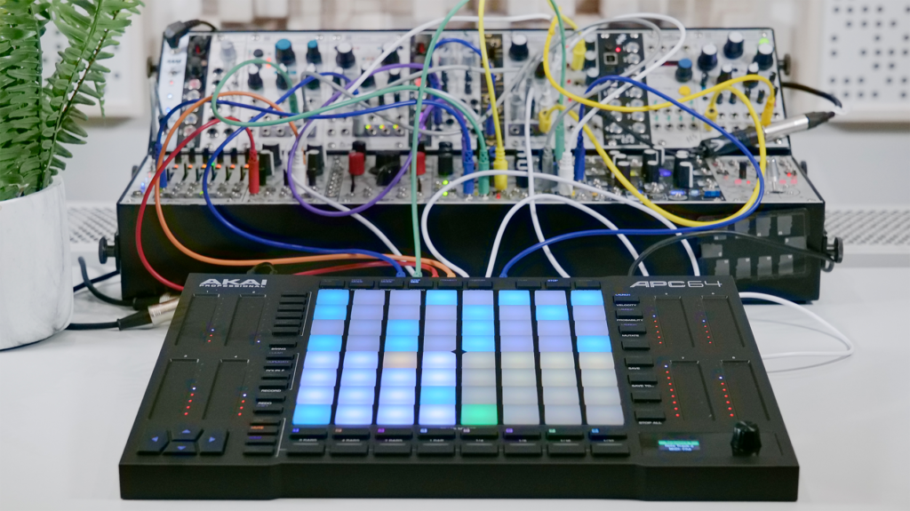 AKAIから新しい領域に到達したコントロールとパフォーマンスを提供する