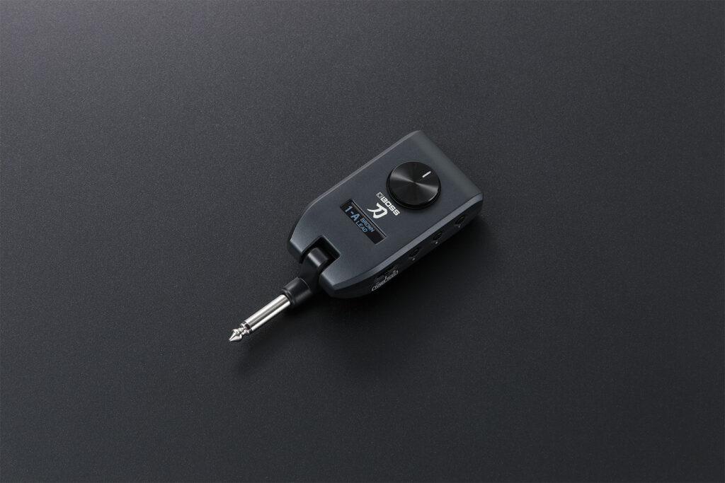 充実した演奏が楽しめる手のひらサイズのギター/ベースヘッドホン