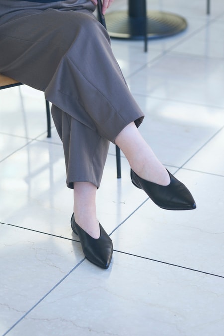通勤にも休日にも「SHISEI」の“スリットパンプス”で大人の足元を洗練