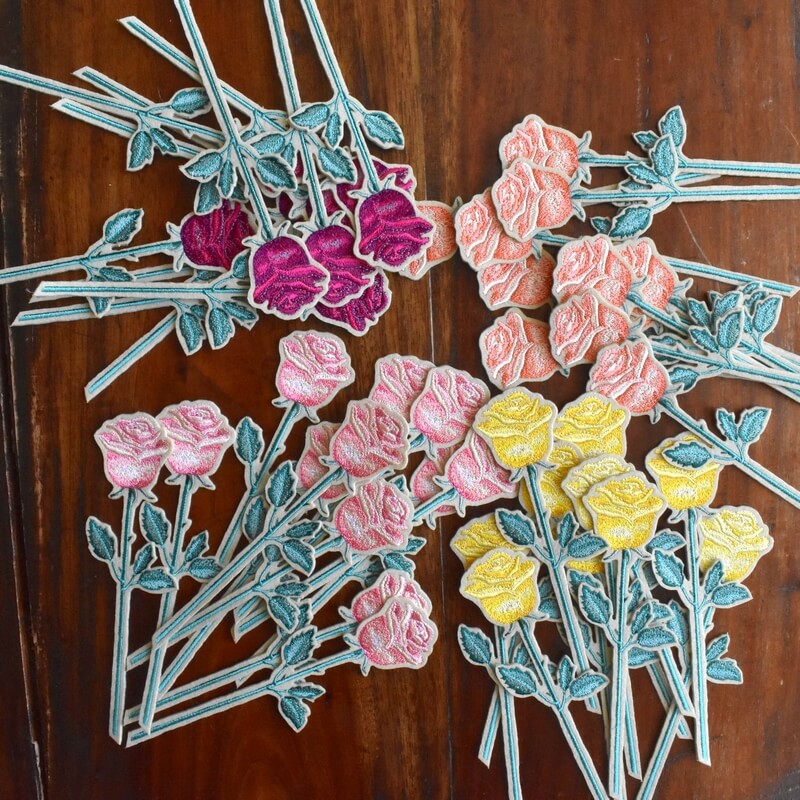 一輪挿しの花刺繍[ピンクローズ_薔薇]ワッペン あっぷりけ仕上げ