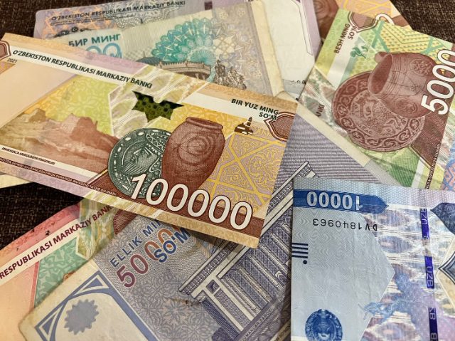 ウズベキスタンの通貨スム（SUM）を紹介します。紙幣や硬貨を写真付き