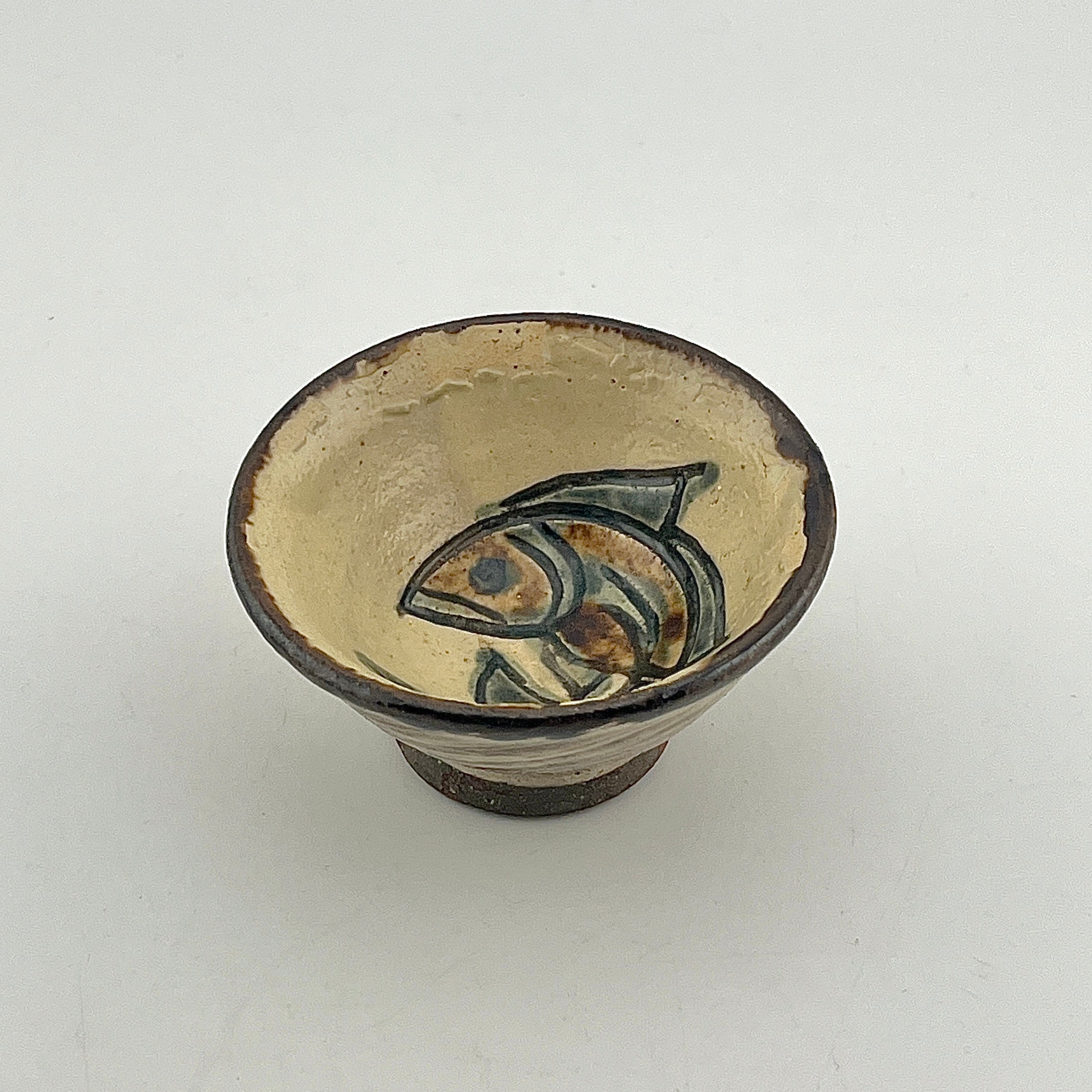 人間国宝 金城次郎 ぐい呑(魚紋ぐい呑）栞 共箱 壷屋焼 壺屋焼