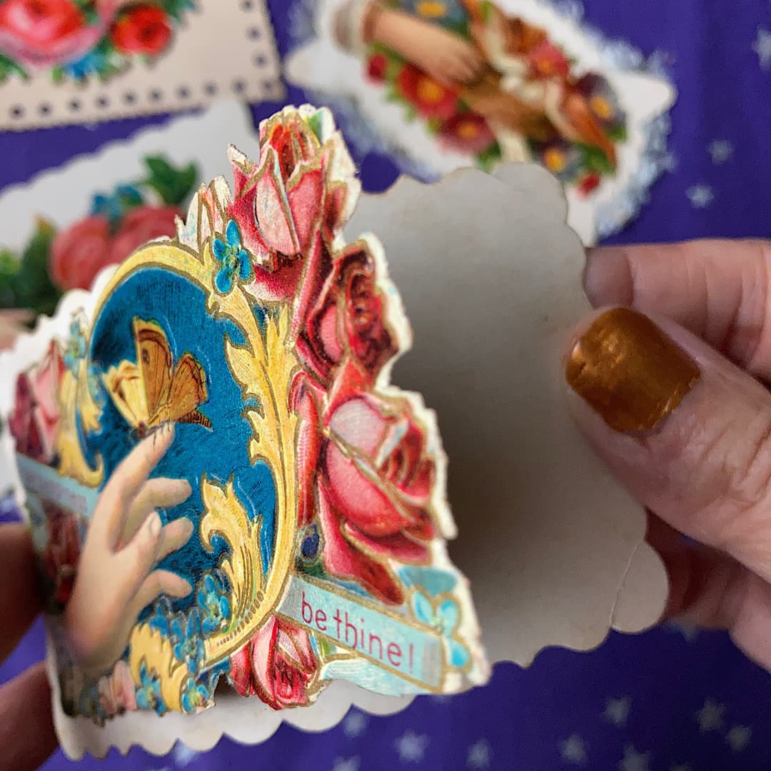 03F 指先に留まる蝶とリボンを持つ手と鳩のヴィクトリアンコーリング