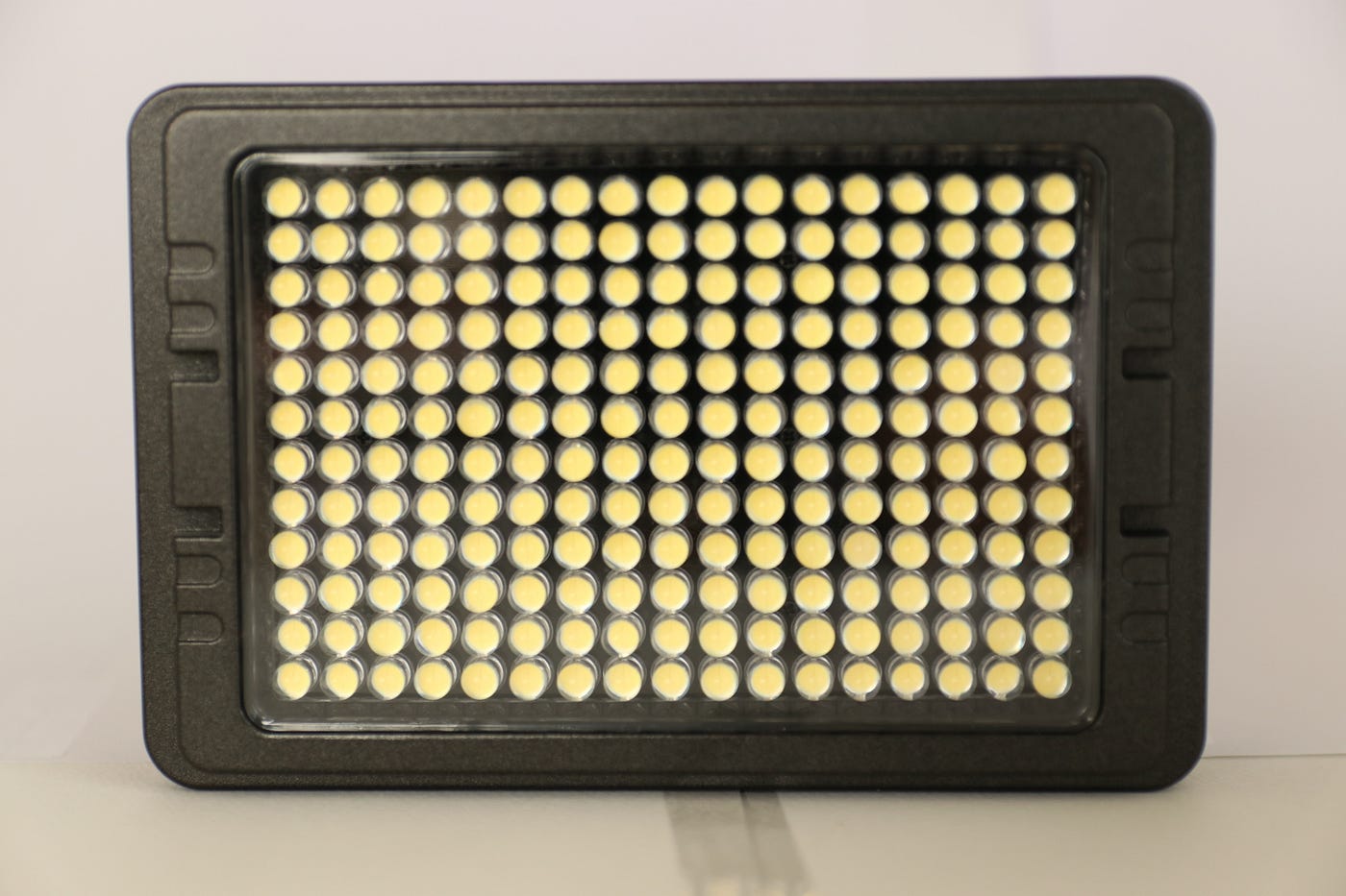 レビュー】レビュー8本分の撮影で使ってみた感想 / UTEBIT LEDビデオ