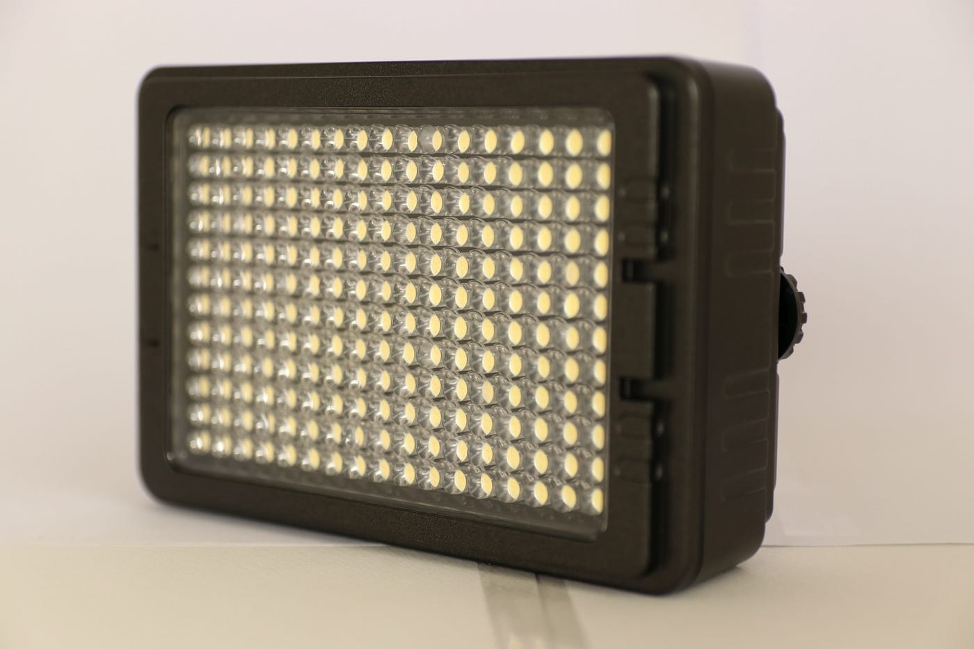 レビュー】レビュー8本分の撮影で使ってみた感想 / UTEBIT LEDビデオ