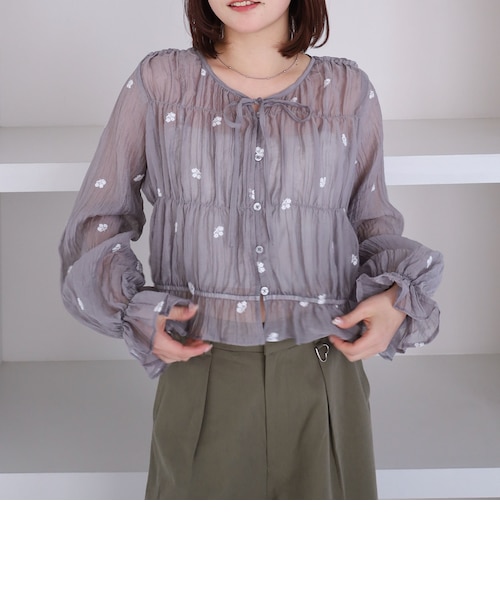 花柄刺繍ギャザーブラウス｜アルシーヴの通販｜&mall（アンドモール