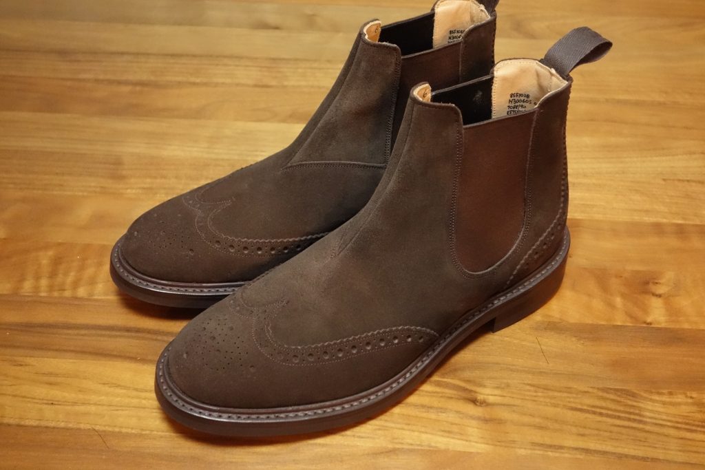 靴】チャーチのフルブローグスエードチェルシーブーツ KETSBY | ミウラ