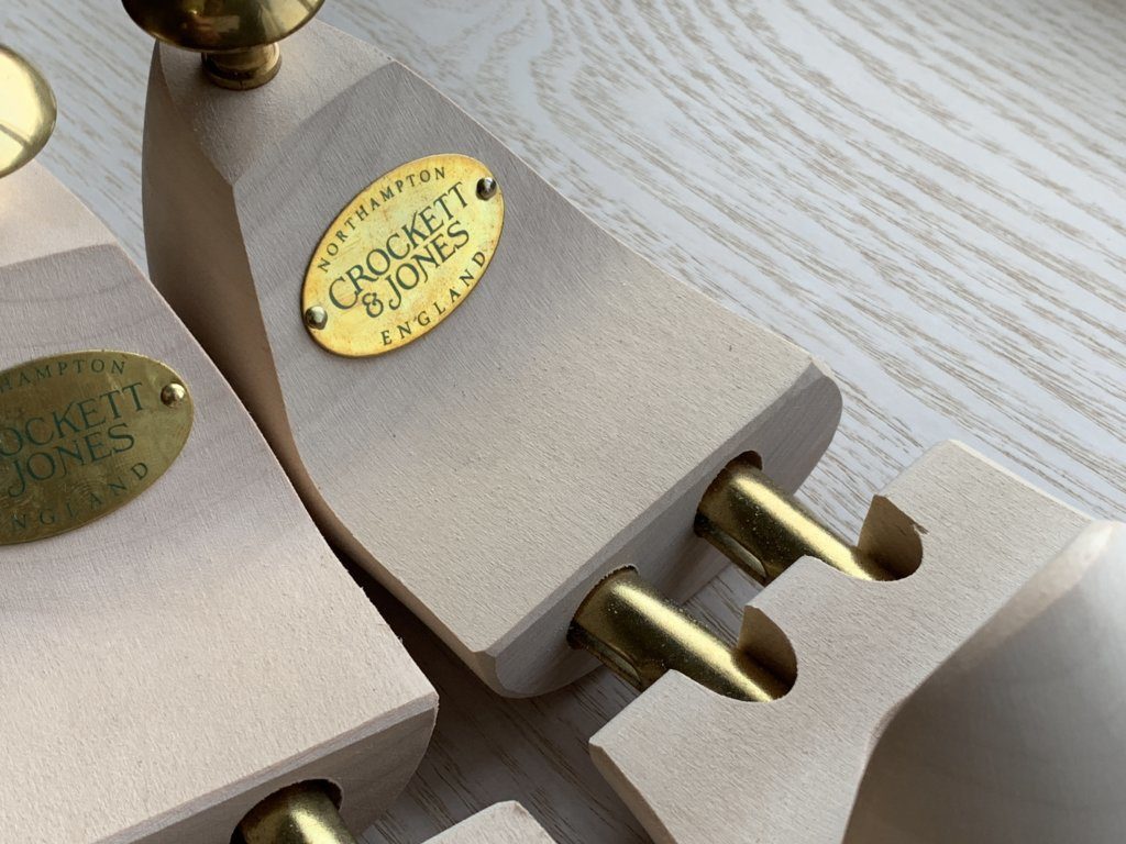 クロケットジョーンズの純正シューツリーをレビュー【ライム材を使った